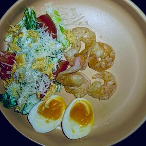 Салат с креветками, чипсами пармезан и яйцом