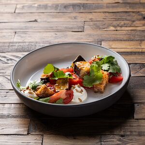 Салат с бакинскими томатами, сливочным сыром и хрустящими баклажанами