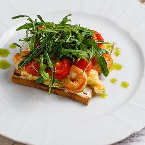 Скрэмбл-тост с креветками