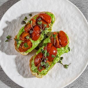 Брускетта с сыром страчателла, песто и печёным черри