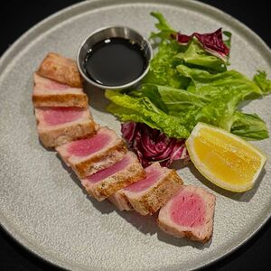 Тунец, микс салата