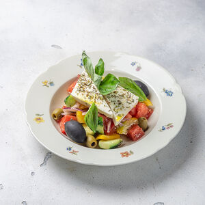 Салат греческий с сыром чанах