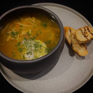 Куриный бульон с домашней лапшой и яйцом пашот