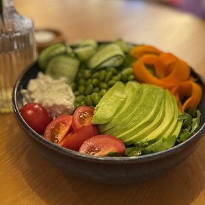 Зеленый салат с авокадо, эдамаме и Страчателлой