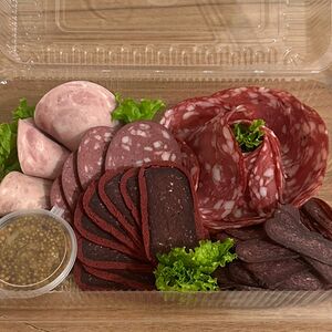 Колбасная нарезка с бастурмой суджук и горчицей 