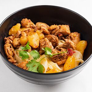 Вок с кусочками курицы