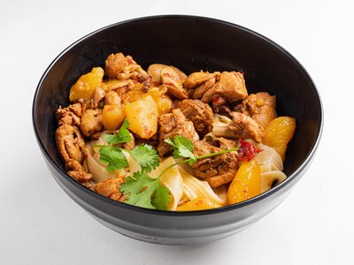 Вок с кусочками курицы