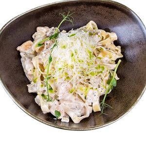 Феттучини с курицей и запеченным баклажаном