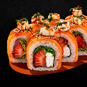 Ролл Лосось с клубникой и голубым сыром