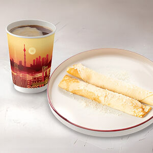 Блины с сыром и ветчиной и напиток