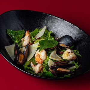 Салат с морепродуктами 