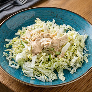 Салат с куриным филе и кунжутным соусом