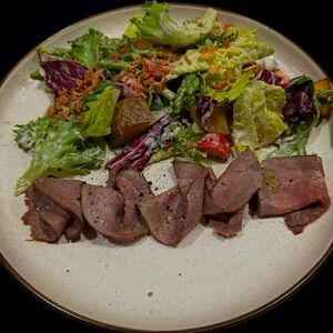 Микс салатов, ростбиф, картофель, помидоры