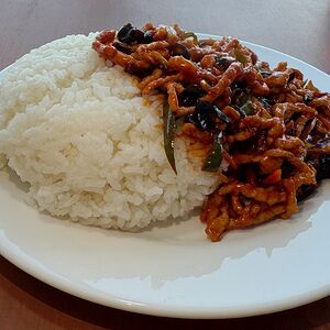 Жареные кусочки свинины в остром соусе с рисом