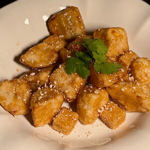 Жареные баклажаны с сыром тофу, хрустящим кешью