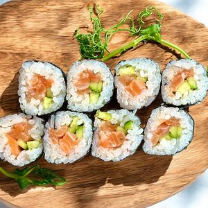 Маки-мини с лососем и огурцом