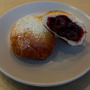 Пирожок с вишней