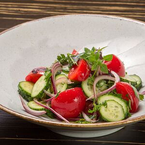 Овощной салат со свежими помидорами, огурцами и красным луком