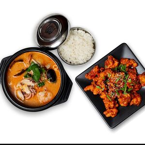 Комбо Конгкуксу Том ям и курочка в кисло-сладком соусе