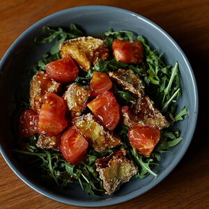 Теплый салат с баклажанами и томатами 