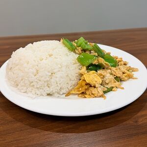 Жареный омлет с перцем чили и рисом
