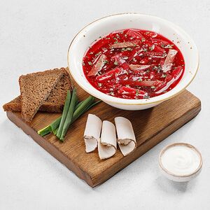 Борщ с говядиной и сметаной