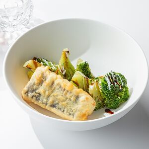 Треска с брокколи и соусом пармеджано