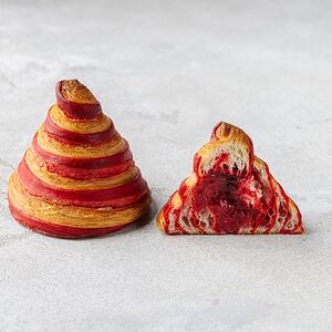 Слоеная булочка с малиной