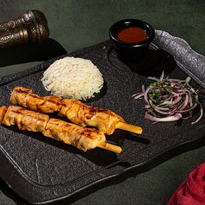 Курица на шпажках с гарниром