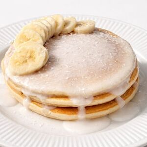 Панкейки с кокосовым топпингом и бананом