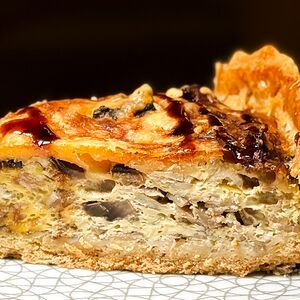 Киш с беконом, грибами и луком-пореем