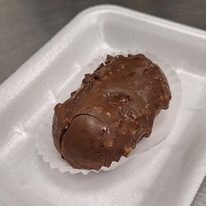 Творожный сырок с вареной сгущенкой в шоколадной глазури с орешками