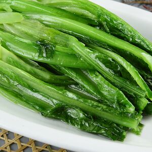 Жареный салат латук с чесноком 