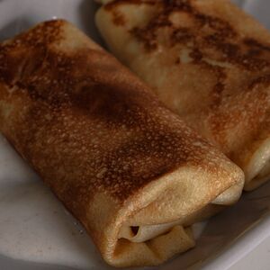 Блины с ветчиной из индейки, моцареллой и соусом