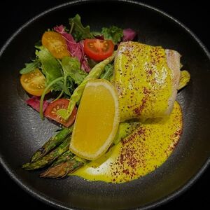 Филе трески со спаржей и лимонным соусом