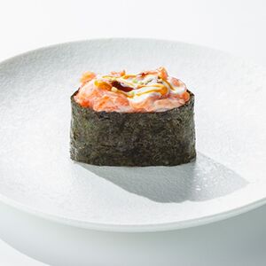 Гункан с лососем и соусом васаби (1 шт.)