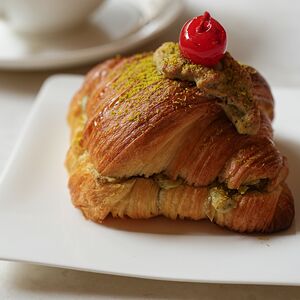 Круассан с фисташкой и вишней 