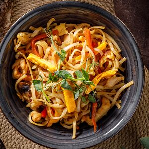 Японская лапша Удон с курицей, яйцом и овощами