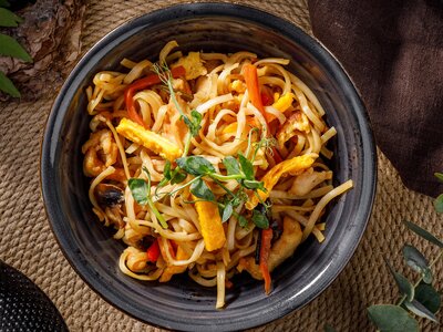 Японская лапша Удон с курицей, яйцом и овощами
