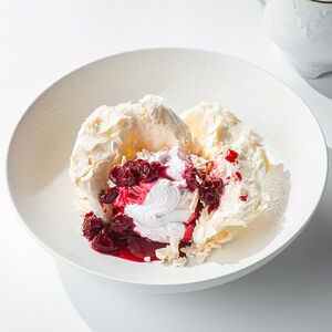 Воздушная меренга с вишней