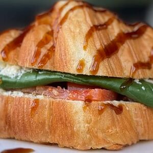 Круассан с лососем