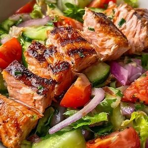 Микс-салат с жареным лососем