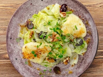 Салат с жареным сулугуни 