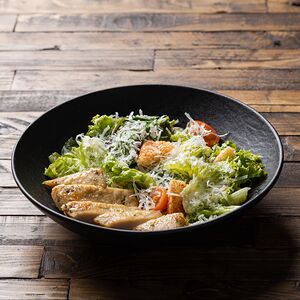 Цезарь с бедром фермерского цыпленка