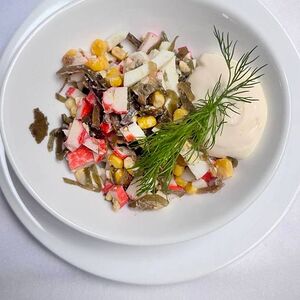 Салат из морской капусты с крабовыми палочками