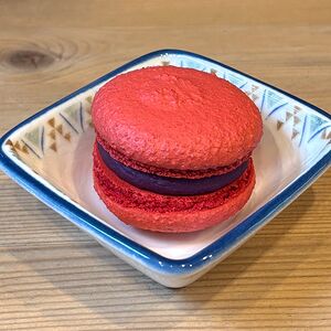 Макаронс Черная смородина