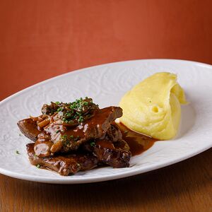 Телячья печень с пюре в соусе демиглясс