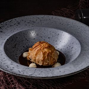 Шу с телячьими щёчками в соусе жу и сырным муссом 