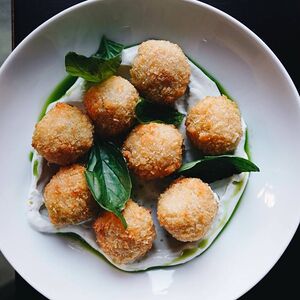 Моцарелла фри с соусом блю чиз