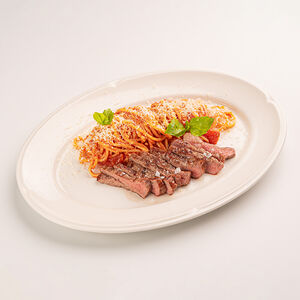 Спагетти Аль помидор со стейком Рибай